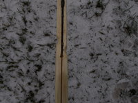 rechte Kerbe für den Daumen, linke<br />für den Pfeil