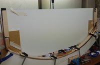 geklebt und in die Klebehilfe eingespannt