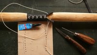 und vernähen mit einer alte  Bogensehne (6Strang FF)...Die Enden des Nähfadens s chräg abschneiden und mit Sekundenkleber "härten", dann lässt sich der Faden gut ohne Nadel "vernähen"...