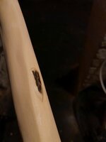 Trägt etwas auf, aber wird durch die leicht außermittigen Sehnenlage ausgeglichen.