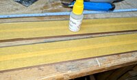 Beide Nussholz stücke mit Klebeband abgeklebt, ein paar Tropfen Sekundenkleber aufgetragen und zusammen geklebt