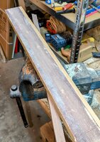Da ich nicht in der Lage bin mit einem richtigen Hobel vernünftig abzurichten, hab ich den Rest mit 80er Schleifpapier auf einem Planen Stück Holz gemacht