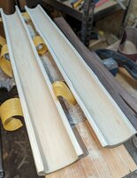 Die Klebeflächen hab ich mit der Ziehklinge noch etwas geglättet und dann Holzleim aufgebracht.<br />Vor dem verkleben hab ich den Leim noch dünn verteilt.