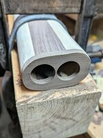 Oben mit einem Forstnerbohrer  zwei Löcher rein