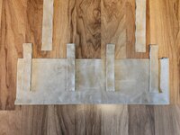 20240731_154831_XgWD7Pza1i.jpeg (887.92 KiB) 5735 mal betrachtet Hier hab ich die Umhengeriemen dazugelegt. Hier sind sie schon auf 4cm verschmälert.