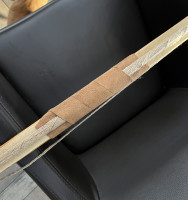 Der eingeklemmte Griff-Lederstreifen