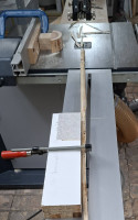 Das kurze Stück mit der Bandsäge schmaler gesägt. Beide Stücke hatte ich zusätzlich noch auf der späteren Rückenseite grob geschliffen, damit Überstände nicht beim kleben stören und ich beide Hölzer möglichst plan auflegen kann