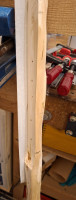 Malertape an eins der Holzstücke, damit der Kleber nicht unten wegläuft