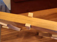 Hier sieht man die Laminate geführt zwischen den Holzklötzen