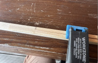 Dann die Deckleiste aufgeklebt, geschliffen und gehobelt und in die Bohrmaschine eingespannt und am Bandschleifer in die endgültige Form gebracht