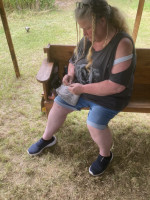 Diana mit Wolle und einer Nadel (sie hat mir auch gesagt wie die Technik heißt, habs aber vergessen)