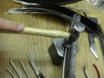 Spalten - hämmern bricht den Kiel in der Mitte durch - dann wird er mit dem Messer getrennt