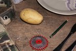 Kartoffel (Müll), Zwirn (Gali) und Bleistift