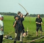 ... Rabe und Graupanther verfolgen<br />gespannt den Pfeilflug ...