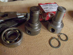links das trockene Lager und die eingeschliffene Achse