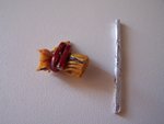 Links der "Wurstbegrenzer" am Zipfel und rechts aufgebogen und geschliffen.
