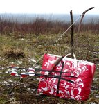 Einkaufstüte, vorne und hinten Pappe, mit hässlicher Gardine ausgestopft