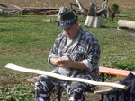 1. SBBT 12.-14.10.2012 2012-09-12 008.JPG (1.63 MiB) 1628 mal betrachtet ...welcher Arbeitschritt kommt jetzt ? Onslow Skelton beim Spickzettel lesen aus der Hand ...