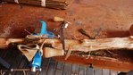 Sapling1 006.JPG (297.45 KiB) 4980 mal betrachtet Ich benutze bei Holler immer ein etwas stumpfes Ziehmesser, da die Rinde recht weich ist.