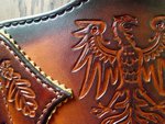 Armstulpe leder punziert wappentier eichenblatt gefärbt handarbeit handvernäht used optik lederschnürung veritas lederarbeiten 4.JPG