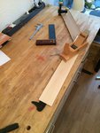 Fast fertig. Ein Widerlager vorne am Rand, weiter hinten ein &quot;Holdfast&quot; zum Festhalten der Klemmleiste (Engl.:&quot;Batten&quot;), die hier noch aus einem Karton-Modell besteht.