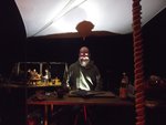 9.JPG (188.78 KiB) 3307 mal betrachtet ...wobei Rusty das dabei entstandene <br />stimmungsreiche Licht dann auch<br />sofort für ein Bewerbungsfoto als <br />freiberuflicher Pacht & Zinseintreiber nutzte... ;-D