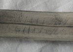 vermute mal die dunkleren Striche von oben nach unten sind die Stauchrisse und keine Raspelkratzer