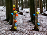 man beachte den gerade platzenden Ballon (rechtes Bild, der gelbe Fleck links neben dem Baum), den Pfeil hab ich nicht gefunden