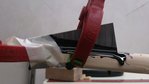 Nicht einfach längs eingeschnitten, sondern schräg von Bauch zu Rücken und mit schwarz pigmentiertem Epoxyd eingeklebt und vorher die Oberkante des Hornteiles gerundet