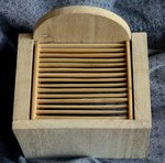 Der Zwischenraum der zu sehen ist ,zwischen Korpus und Yanagui, ist notwendig für die noch nicht getätigte Einflechtung der Bambuslamellen- danach lässt sich das Yanagui press einfügen!!!Achtung als letztes Bauteil